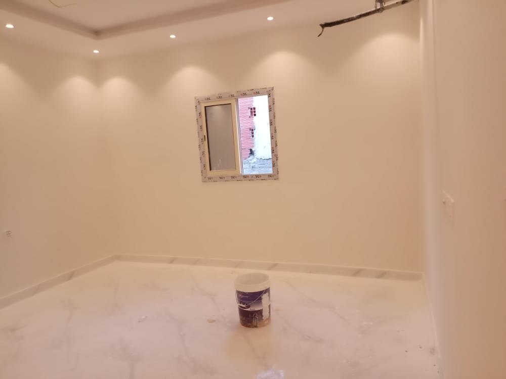تشطيب غرفة فيلا بمكة بأرضيات رخام وإضاءة سبوت لايت